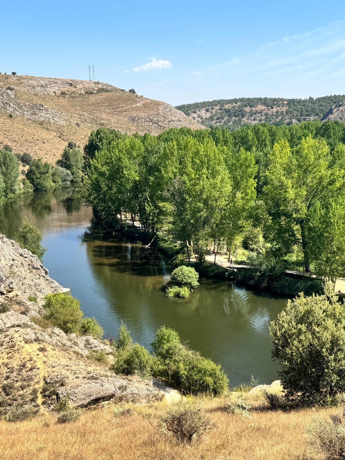 La poeta oscense recita el soneto ganador en el Círculo de Amistad Numancia.